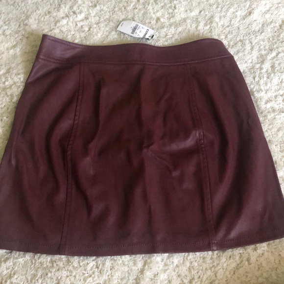 Burgundy leather skirt - Picture 3 of 3